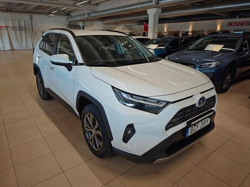 Vit Begagnad 2022 Toyota RAV4 Hybrid Executive SUV | 349 000 kr (Marknadspris) - Bild 1/4