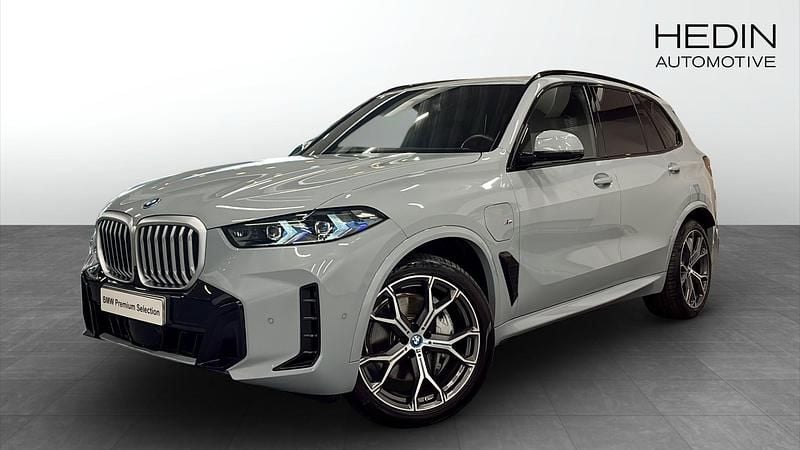 Grå (grey) Begagnad 2025 BMW X5 M Sport SUV | 968 700 kr - Bild 1/4