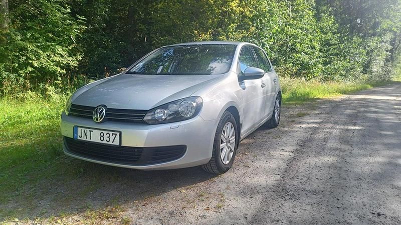 Silver Begagnad 2009 VW Golf VI Halvkombi | 55 000 kr (Marknadspris) - Bild 1/4