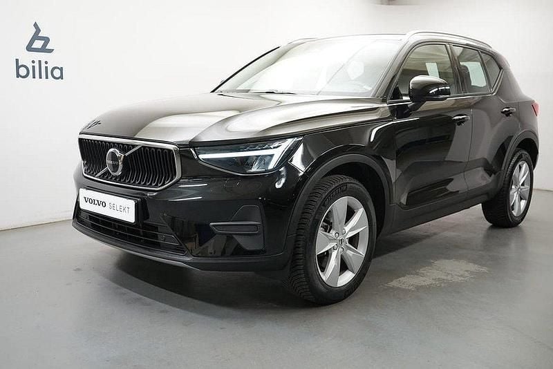 Svart Begagnad 2022 Volvo XC40 Core SUV | 339 900 kr (Marknadspris) - Bild 1/3