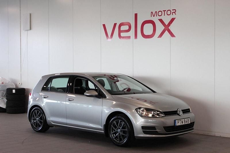 Silver Begagnad 2013 VW Golf VII Halvkombi | 74 900 kr (Marknadspris) - Bild 1/4