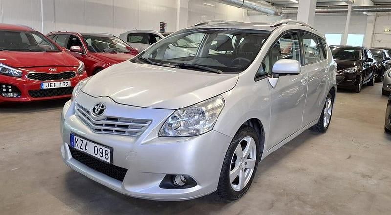 Silver Begagnad 2010 Toyota Verso Minibuss | 85 000 kr (Marknadspris) - Bild 1/3
