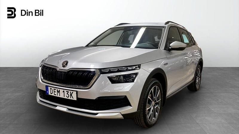 Brilliant silver metallic Begagnad 2023 Skoda Kamiq ScoutLine SUV | 249 900 kr (Marknadspris) - Bild 1/4