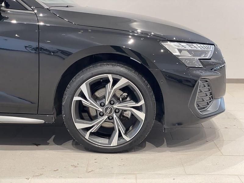 Begagnad Audi A3 S-Line 150 HK (110 kW) 2024 Mytsvart metallic Sedan