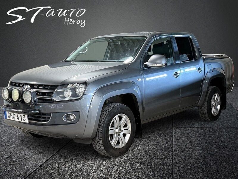 Grå (grå metallic) Begagnad 2014 VW Amarok Highline Pickup | 129 900 kr (Marknadspris) - Bild 1/4