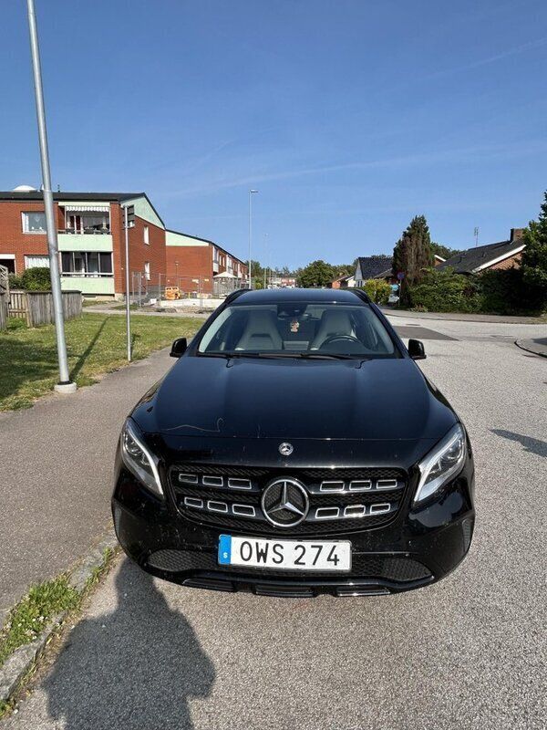 Svart Begagnad 2018 Mercedes GLA220 SUV | 230 000 kr (Marknadspris) - Bild 1/4