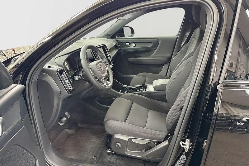 Begagnad Volvo XC40 Core 175 kW (238 HK) 2023 Svart SUV