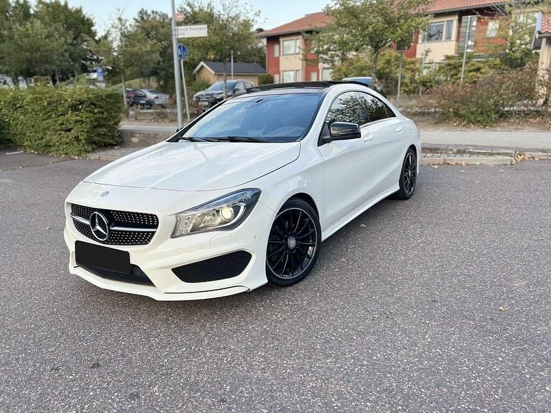 Vit Begagnad 2013 Mercedes CLA200 AMG Sportkupé | 164 999 kr (Marknadspris) - Bild 1/4