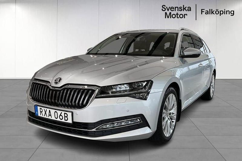 Silver Begagnad 2022 Skoda Superb Kombi | 309 900 kr (Marknadspris) - Bild 1/4