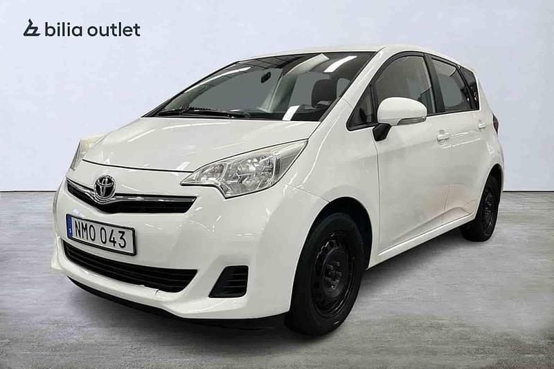 Begagnad Toyota Verso-S 99 HK (72 kW) 2014 Vit Minibuss