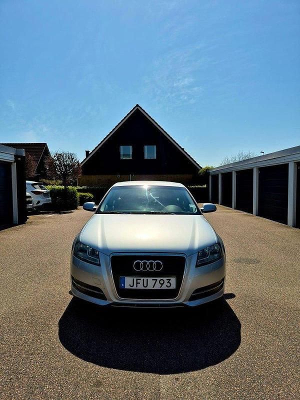 Silver Begagnad 2011 Audi A3 Sportback Attraction Halvkombi | 39 000 kr (Bra pris) - Bild 1/4