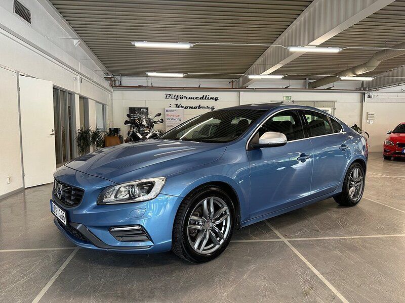 Blå Begagnad 2013 Volvo S60 R-Design Sedan | 139 900 kr (Marknadspris) - Bild 1/4