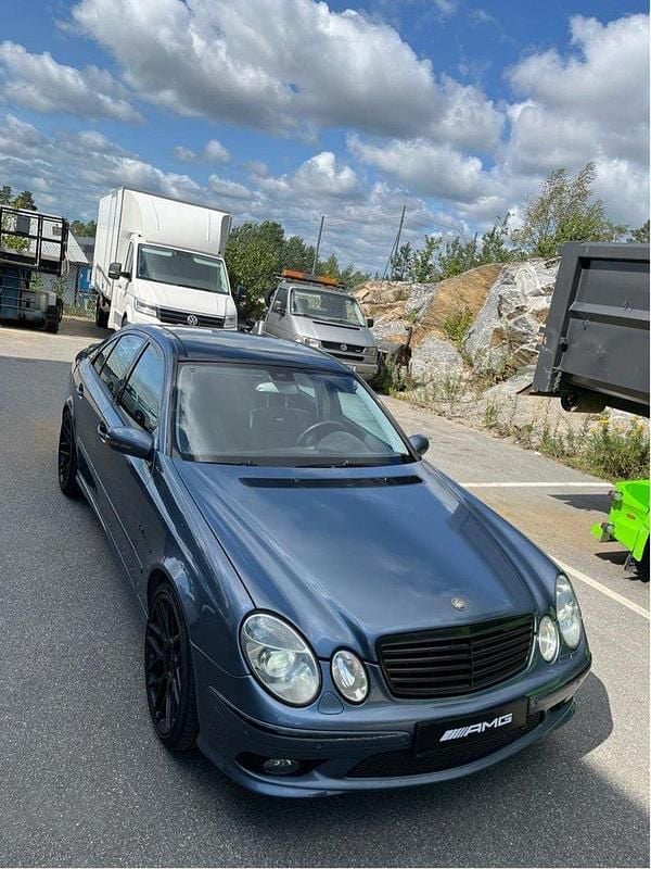 Silver Begagnad 2003 Mercedes E55 AMG Avantgarde Sedan | 199 000 kr - Bild 1/4