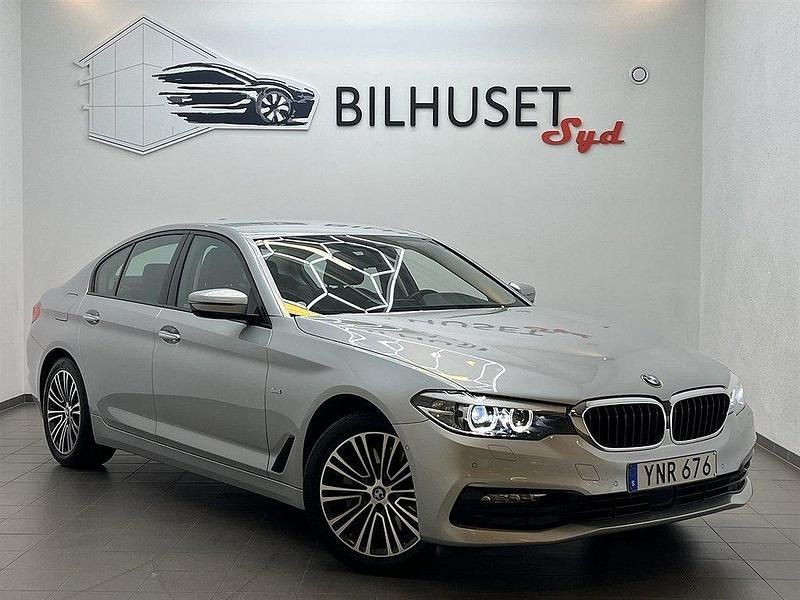 Silver Begagnad 2017 BMW 530 Sport Line Sedan | 288 500 kr (Marknadspris) - Bild 1/4