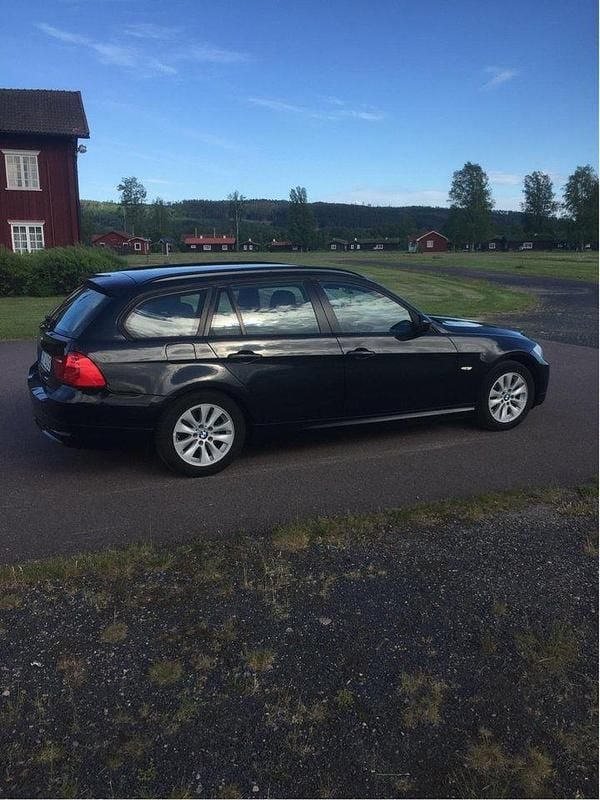 Svart Begagnad 2012 BMW 318 Comfort Edition Kombi | 74 000 kr (Bra pris) - Bild 1/4