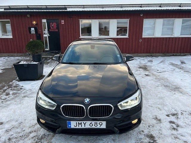 Begagnad BMW 118 Advantage 136 HK (100 kW) 2016 Svart Halvkombi