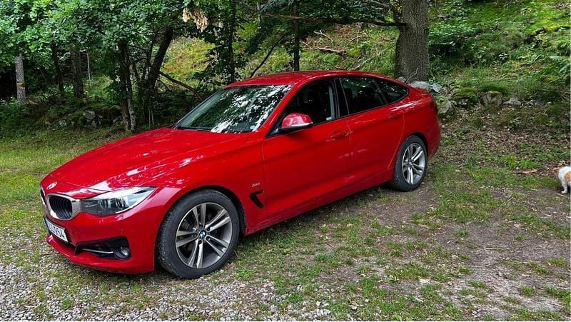 Röd Begagnad 2017 BMW 320 Gran Turismo Sport Line Halvkombi | 155 000 kr (Superpris) - Bild 1/2