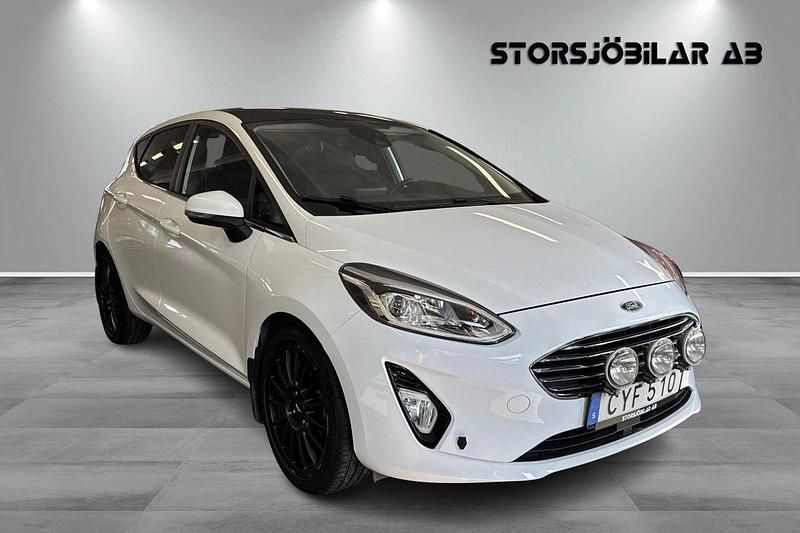 Vit Begagnad 2017 Ford Fiesta Titanium Halvkombi | 134 000 kr (Marknadspris) - Bild 1/4