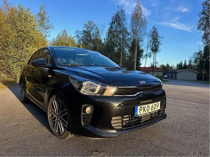 Svart Begagnad 2017 Kia Rio Halvkombi | 112 800 kr (Marknadspris) - Bild 1/4