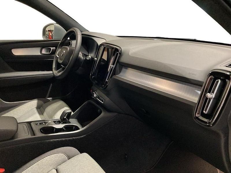 Begagnad Volvo XC40 Core 200 HK (147 kW) 2025 Grå SUV