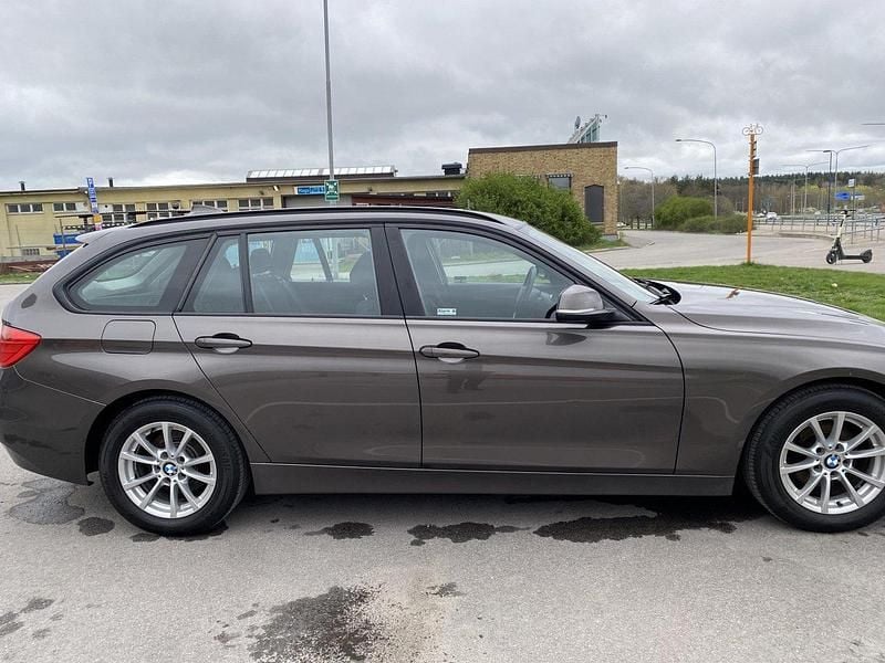 Brun Begagnad 2013 BMW 318 Kombi | 60 000 kr (Marknadspris) - Bild 1/4