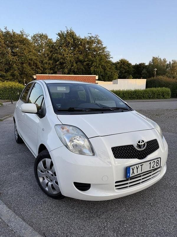 Vit Begagnad 2006 Toyota Yaris Halvkombi | 41 500 kr (Marknadspris) - Bild 1/4