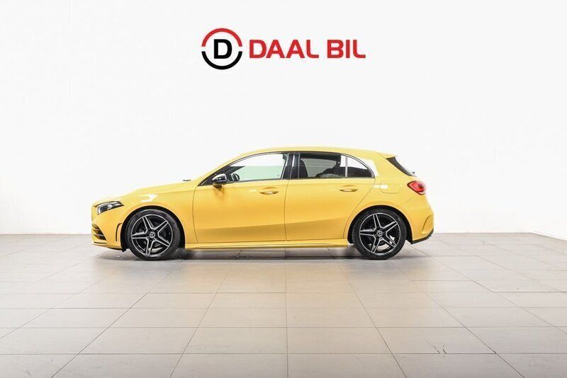 Gul Begagnad 2019 Mercedes A180 AMG line Halvkombi | 209 700 kr (Marknadspris) - Bild 1/4