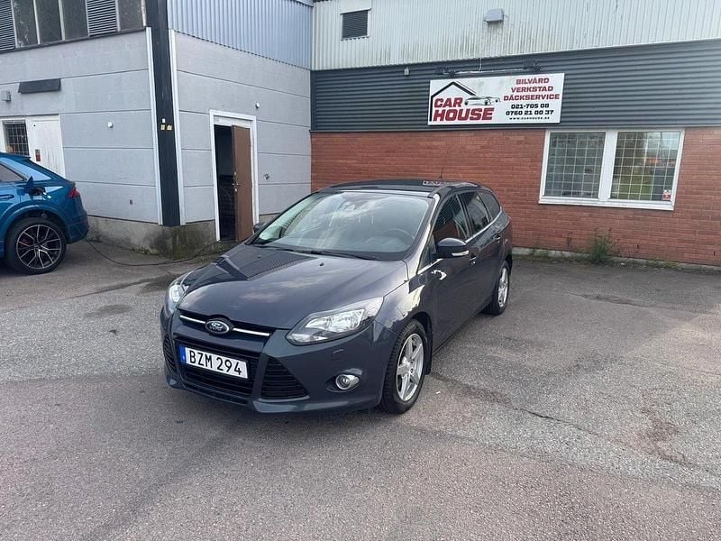 Grå Begagnad 2014 Ford Focus Titanium Kombi | 74 900 kr (Marknadspris) - Bild 1/4