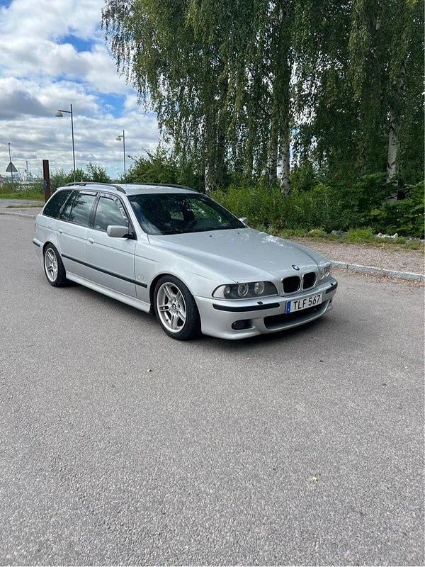 Grå Begagnad 2002 BMW 525 Exclusive Kombi | 50 000 kr (Marknadspris) - Bild 1/4