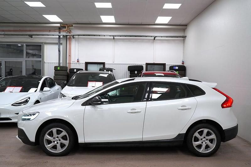 Begagnad Volvo V40 Momentum 150 HK (110 kW) 2019 Vit Halvkombi