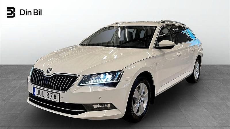 Candy white Begagnad 2019 Skoda Superb Style Kombi | 239 900 kr (Bra pris) - Bild 1/4