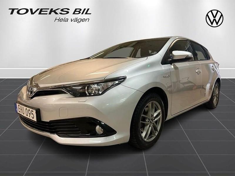 Silver Begagnad 2018 Toyota Auris Active Halvkombi | 172 000 kr (Lite dyr) - Bild 1/4