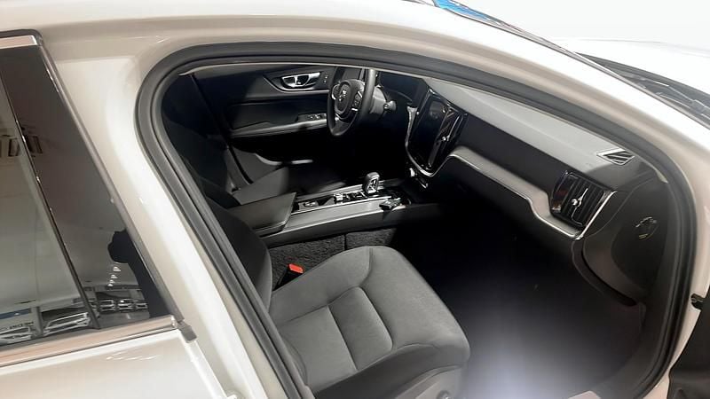 Begagnad Volvo V60 Momentum 197 HK (144 kW) 2022 Vit Kombi