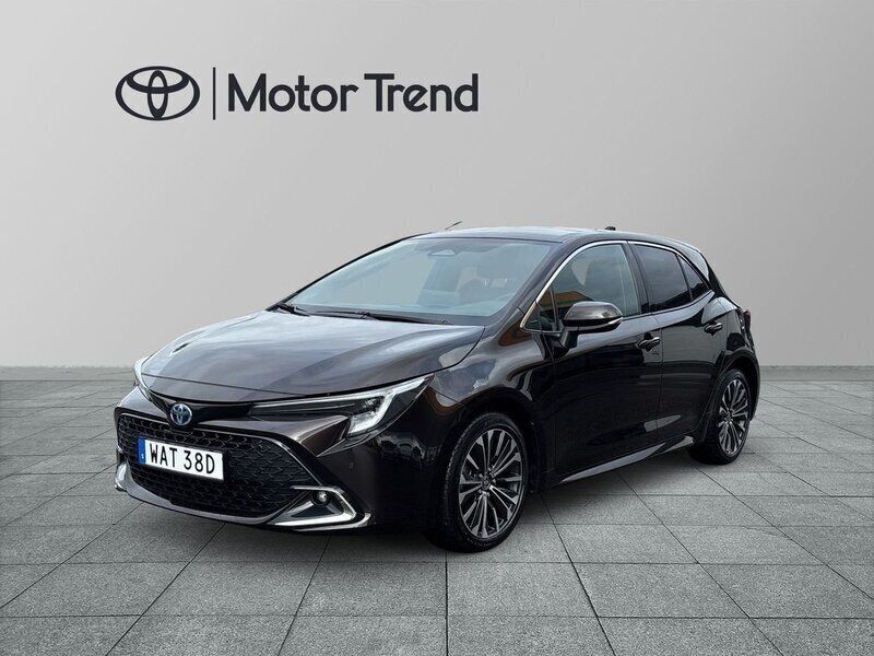 Mörkbrun (brun) Begagnad 2023 Toyota Corolla Hybrid Style Halvkombi | 319 000 kr (Marknadspris) - Bild 1/4
