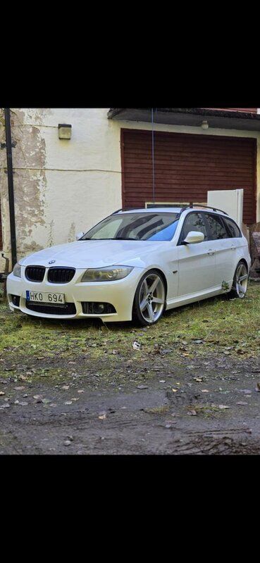 Vit Begagnad 2010 BMW 320 Comfort Edition Kombi | 71 000 kr (Marknadspris) - Bild 1/4