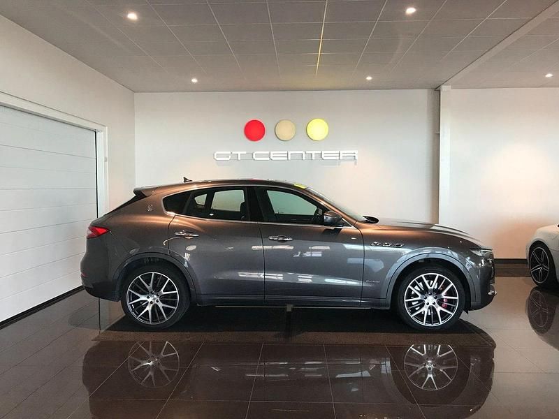 Grå Begagnad 2017 Maserati Levante SUV | 379 900 kr - Bild 1/4