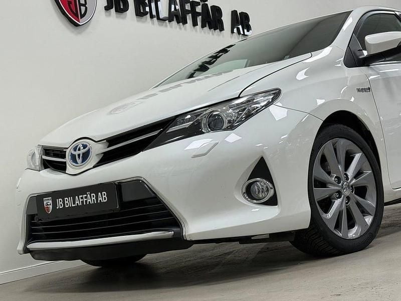 Begagnad Toyota Auris Hybrid Edition 136 HK (100 kW) 2014 Vit