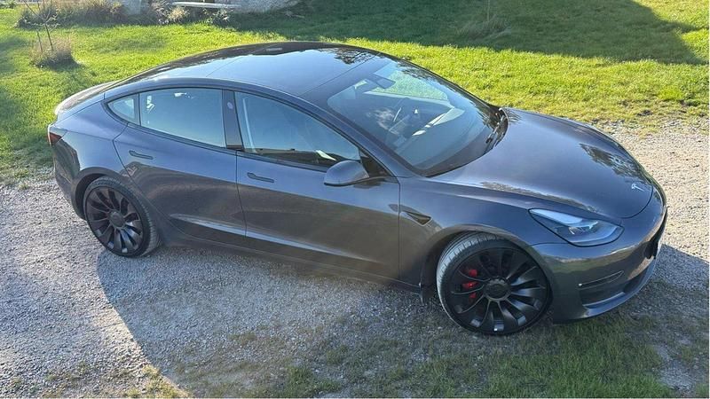 Grå Begagnad 2021 Tesla Model 3 Performance Sedan | 345 000 kr (Marknadspris) - Bild 1/4