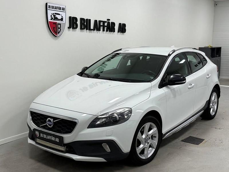 Vit Begagnad 2013 Volvo V40 CC Kombi | 109 700 kr (Marknadspris) - Bild 1/4