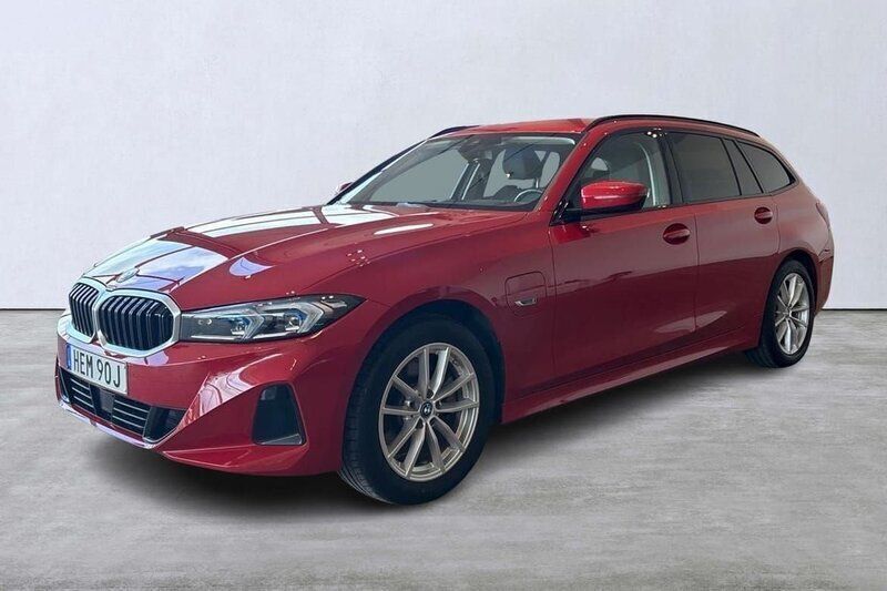 Röd Begagnad 2022 BMW 330e Shadowline Kombi | 344 500 kr (Marknadspris) - Bild 1/4