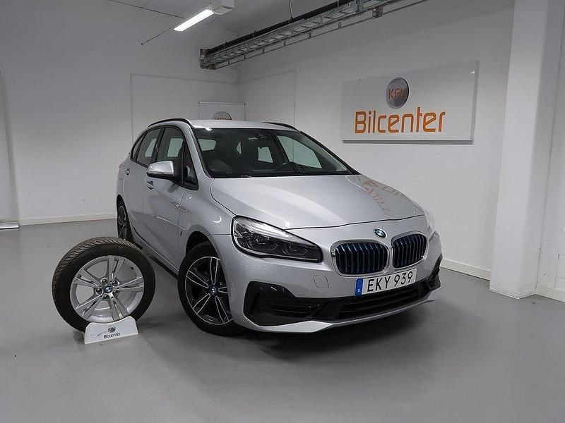 Silver Begagnad 2018 BMW 225 Active Tourer Sport Line Minibuss | 199 900 kr (Bra pris) - Bild 1/3