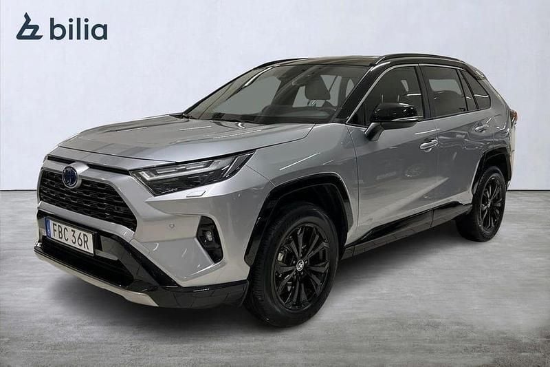 Grå Begagnad 2024 Toyota RAV4 Hybrid Style SUV | 439 900 kr (Marknadspris) - Bild 1/4