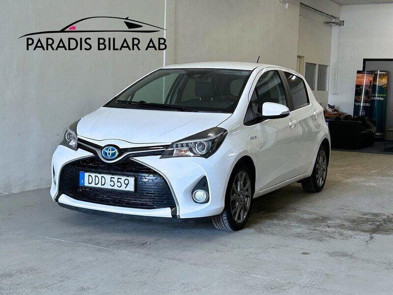 Vit Begagnad 2017 Toyota Yaris Hybrid Active Halvkombi | 109 900 kr (Marknadspris) - Bild 1/4