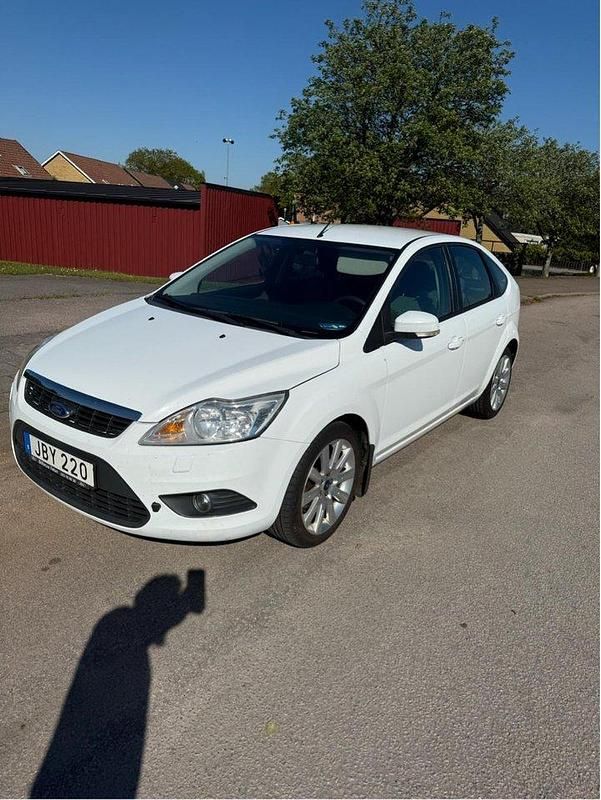 Vit Begagnad 2010 Ford Focus Platinum Halvkombi | 28 000 kr (Bra pris) - Bild 1/4