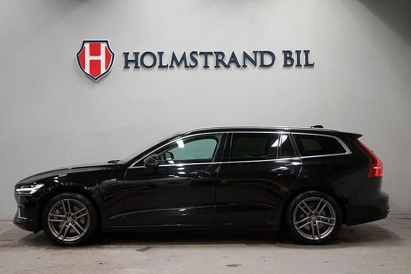 Svart Begagnad 2023 Volvo V60 Core Kombi | 364 900 kr (Marknadspris) - Bild 1/4