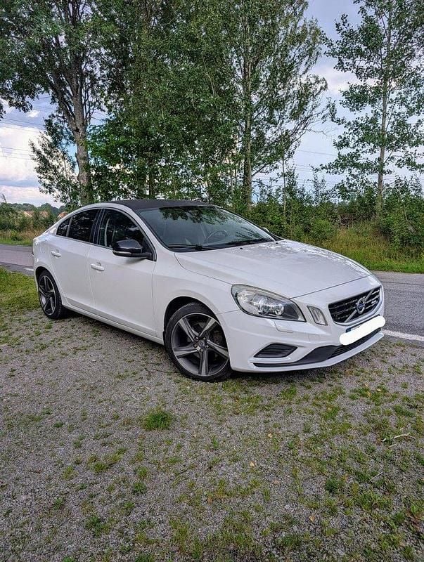 Vit Begagnad 2011 Volvo S60 R-Design Sedan | 120 000 kr (Lite dyr) - Bild 1/4