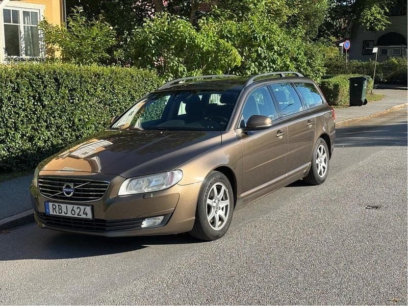 Brun Begagnad 2015 Volvo V70 Kinetic Kombi | 89 000 kr (Bra pris) - Bild 1/4