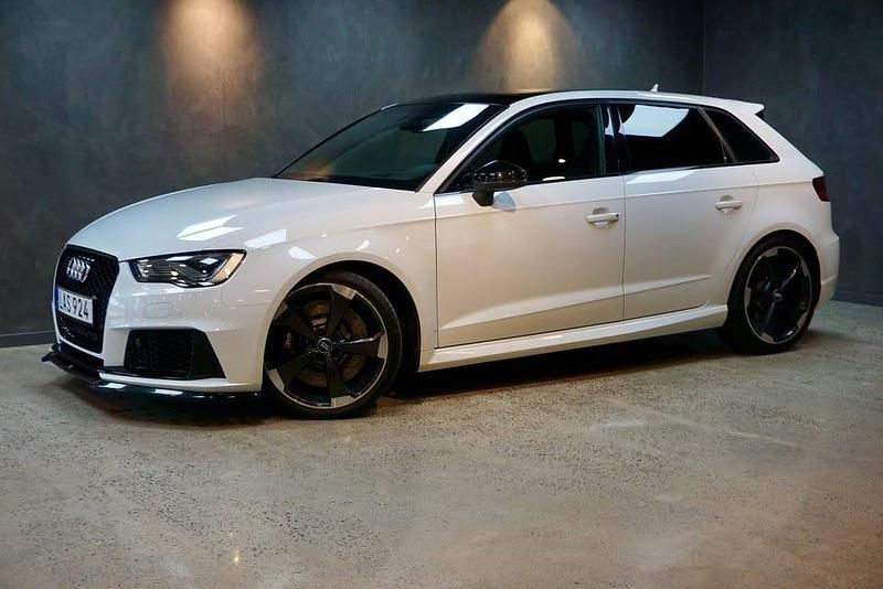 Vit Begagnad 2015 Audi RS3 Sportback Halvkombi | 399 900 kr (Marknadspris) - Bild 1/4