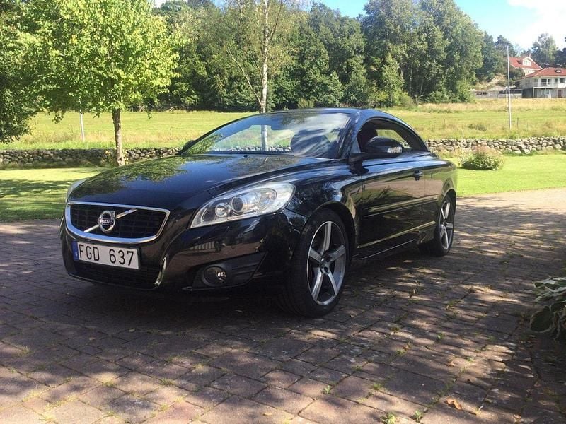 Svart Begagnad 2011 Volvo C70 Summum Cab | 150 000 kr (Marknadspris) - Bild 1/4