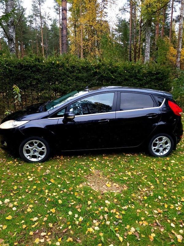 Svart Begagnad 2012 Ford Fiesta Titanium Halvkombi | 42 000 kr (Marknadspris) - Bild 1/4